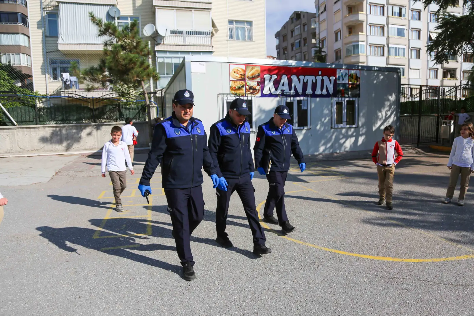 Meram Belediyesi Zabıta Müdürlüğü ekipleri okul kantinlerinde gıda ve hijyen denetimi yaparken