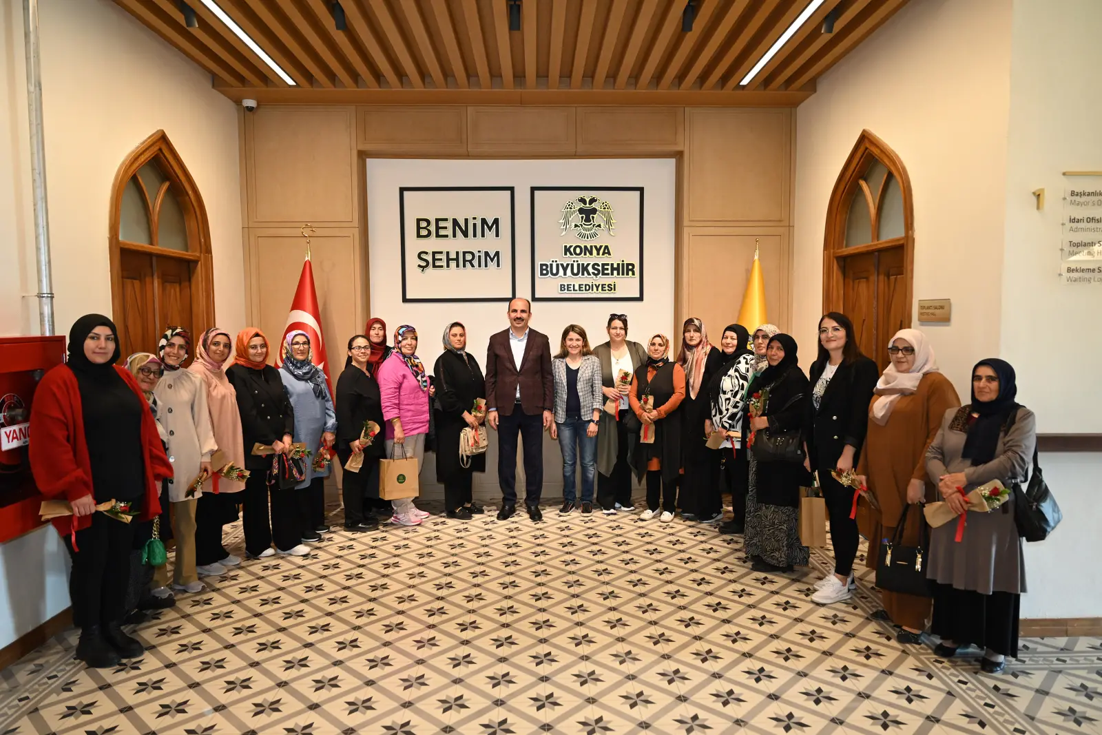 Konya Büyükşehir Belediye Başkanı Uğur İbrahim Altay ve tarlada çalışan kadın çiftçiler