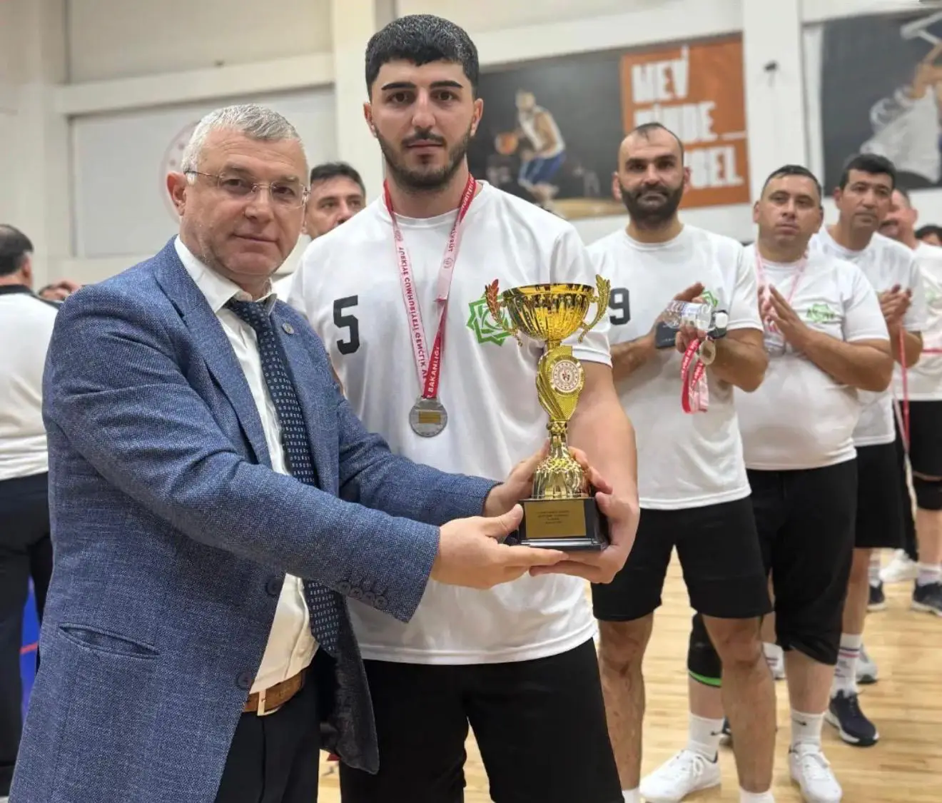 Meram Belediyesi Voleybol Takımı 4. Kamu Spor Oyunları Konya ikinciliği kupa töreni