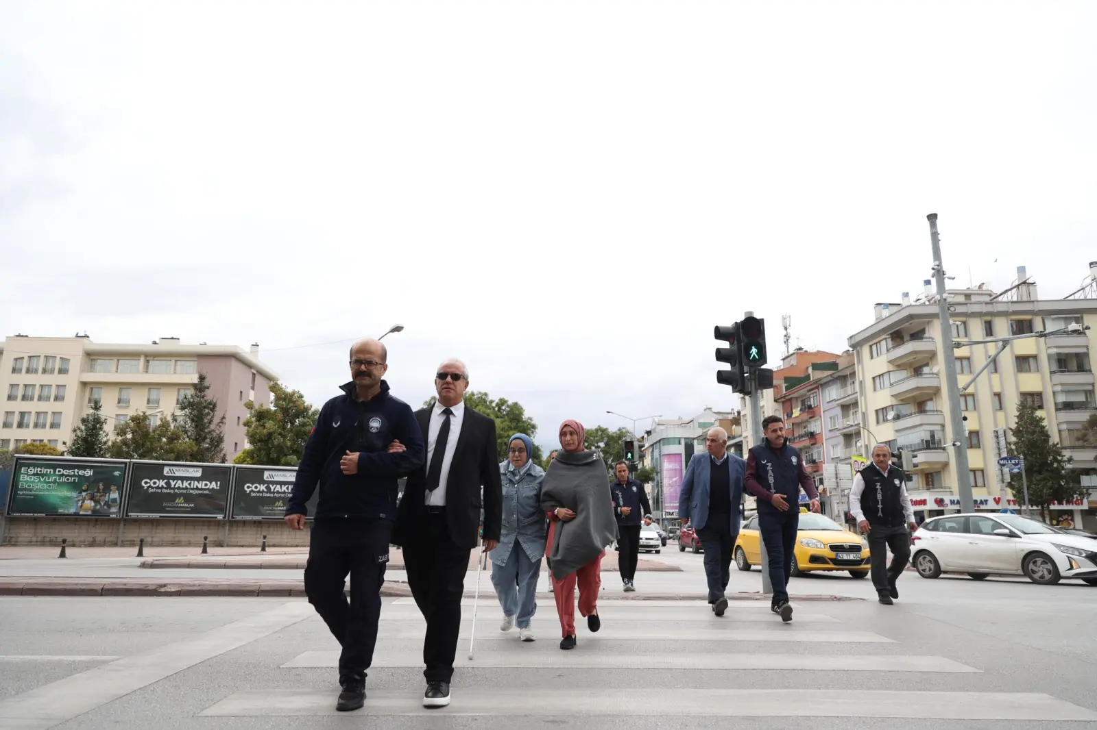 Konya Büyükşehir Belediyesi yeni zabıta personeli görme engelli vatandaşlarla trafikte uygulamalı eğitim anı