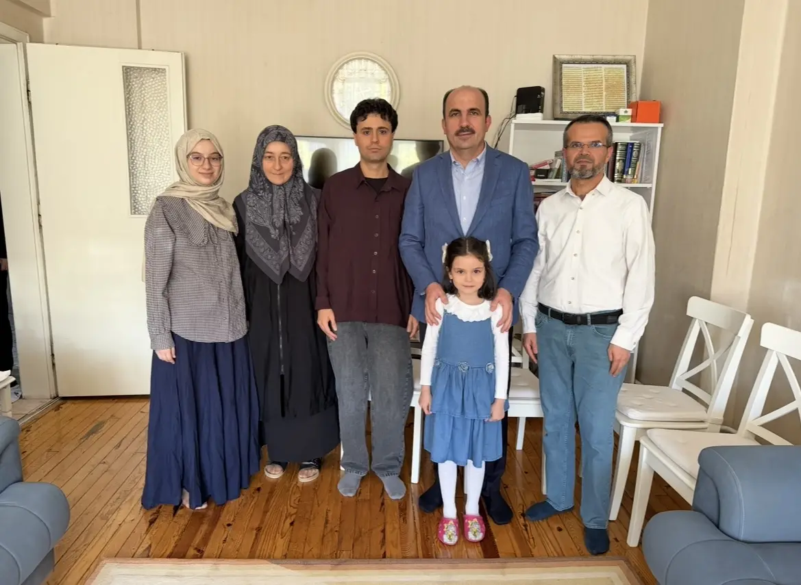 Konya Büyükşehir Belediye Başkanı Uğur İbrahim Altay Umre Ödüllü Siyer Yarışması dereceye giren Hatice Kübra Yarış ev ziyareti