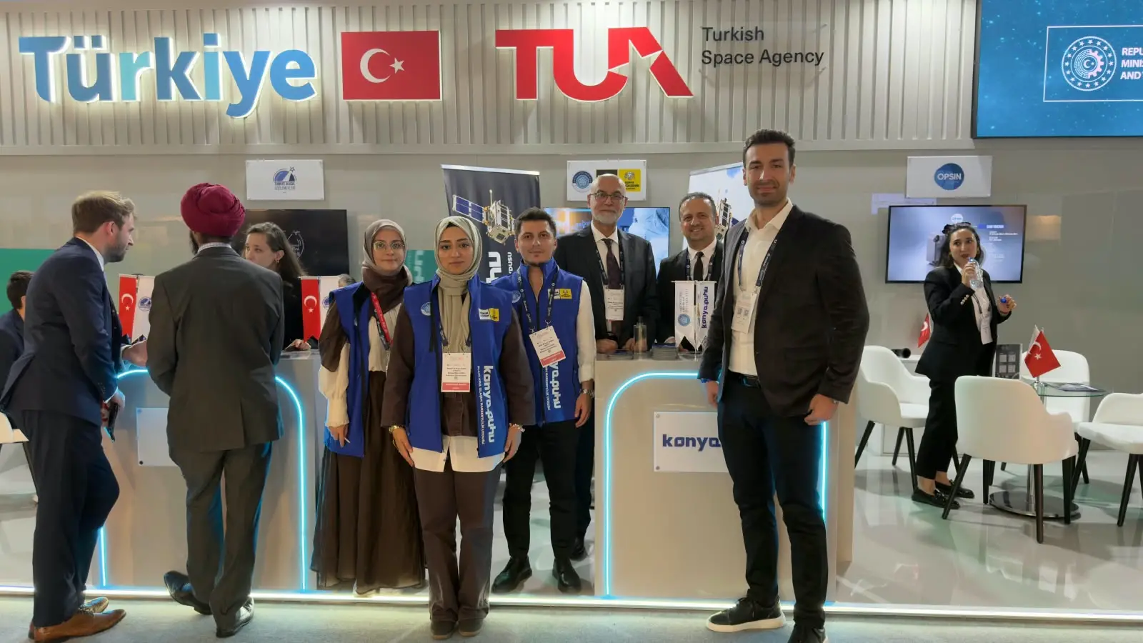 Konya Büyükşehir Belediyesi PUHU Küp Uydu Projesi 77. Uluslararası Uzay Kongresi stant görünümü