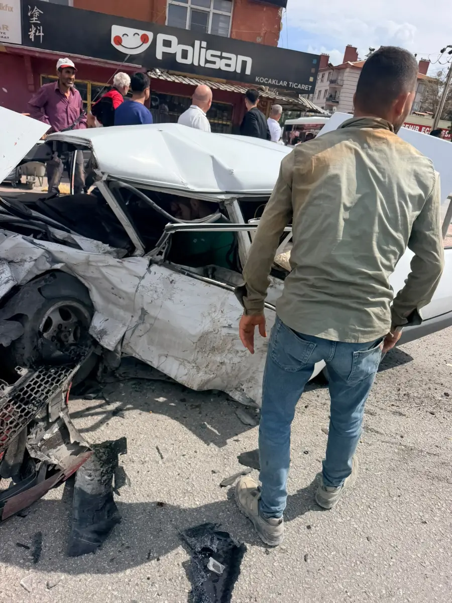 Konya’da kaza yapan hurdaya dönmüş Tofaş ve kurtarma çalışmaları
