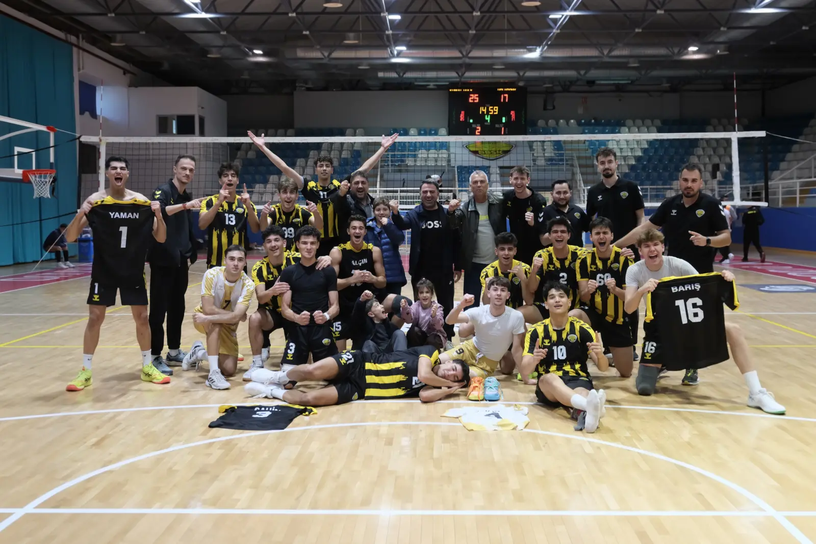Konya Büyükşehir Belediyespor voleybol takımı Halkbank maçı galibiyet sevinci