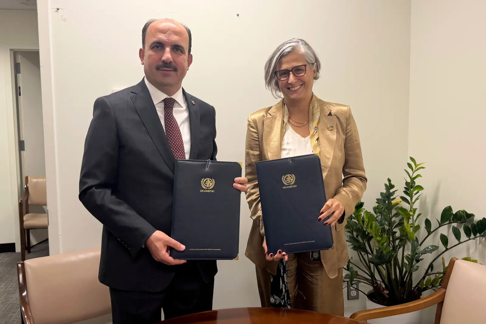 Konya Büyükşehir Belediye Başkanı Uğur İbrahim Altay ile UN-HABITAT İcra Direktörü Anaclaudia Rossbach, New York’ta İklime Duyarlı Dirençli Şehirler Programı protokolünü imzalarken.