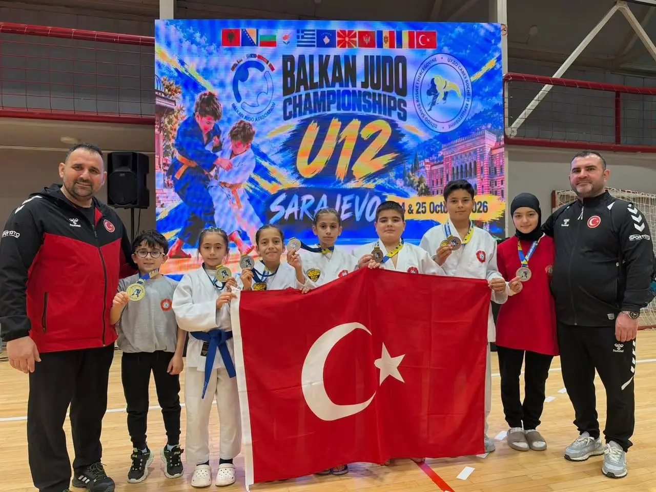 Konya Büyükşehir Belediyesporlu judocular Saraybosna Süper Minikler Balkan Judo Şampiyonası madalya töreni