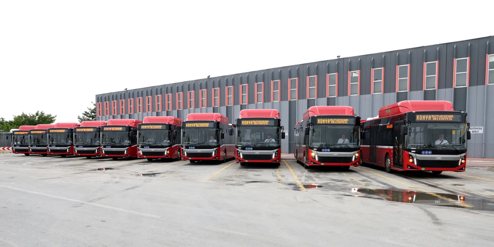 Konya Büyükşehir Belediyesi filosuna dahil edilen 10 yeni doğalgazlı otobüs.