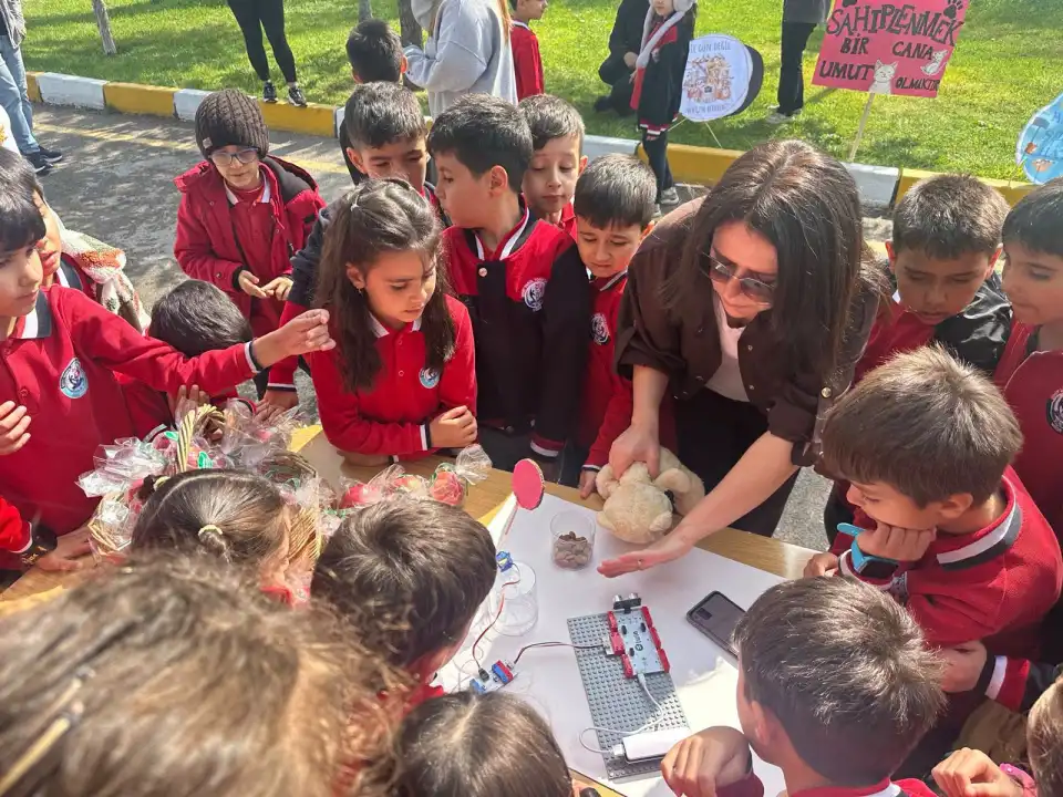 Öğrenciler sokak hayvanları bakımevinde
