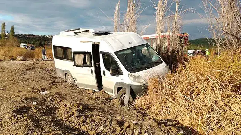 Balıkesir'de işçi servis minibüsü şarampole yuvarlandı; 13 yaralı
