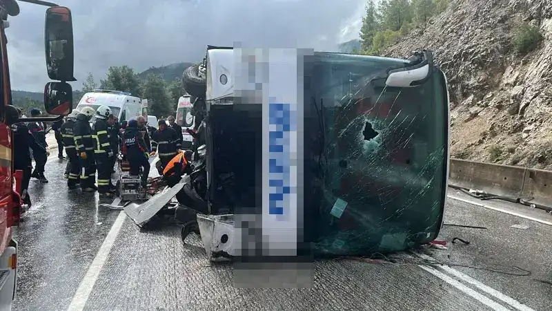 Isparta- Antalya kara yolunda yolcu otobüsü devrildi