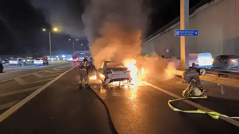 Sarıyer TEM Otoyolu’nda otomobil duran taksiye çarptı: 2 araç yandı, 5 kişi yaralandı