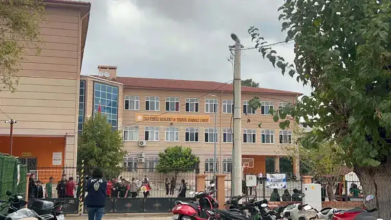 Manisa’daki okulda öğrenciler yeniden dersbaşı yaptı
