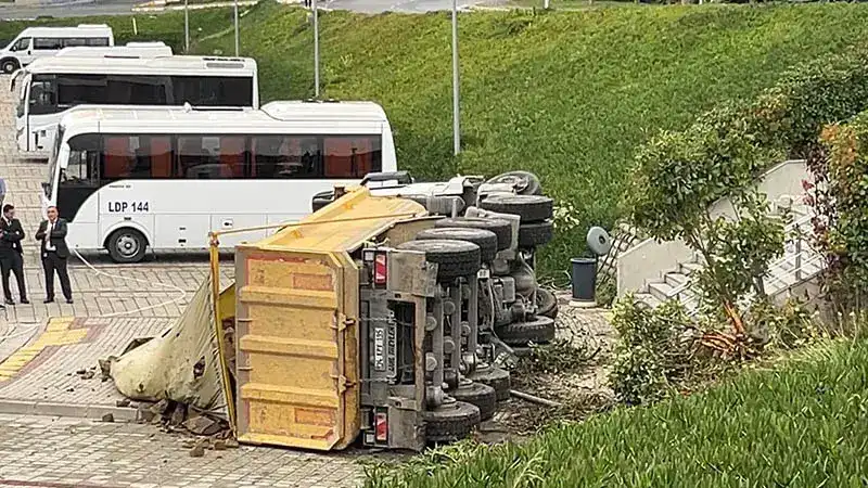 Eyüpsultan’da 2 araca çarpan hafriyat kamyonu İSKİ’nin bahçesine düştü: 2 yaralı