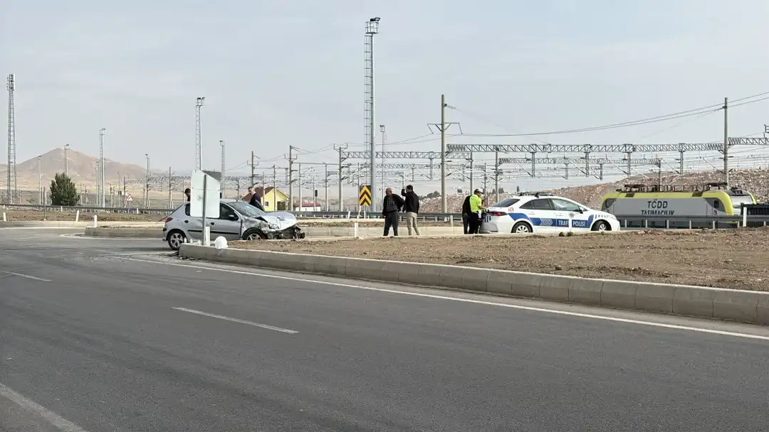 Sivas’ta iki otomobilin çarpıştığı kazada 4 kişi yaralandı