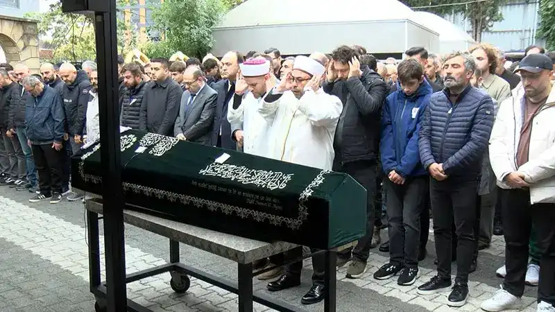 Maltepe’de çöken binada hayatını kaybeden 5 yaşındaki Gülce son yolculuğuna uğurlandı