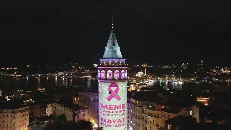 Galata Kulesi 'Meme Kanseri Farkındalık Ayı' kapsamında pembe ışıklarla aydınlatıldı