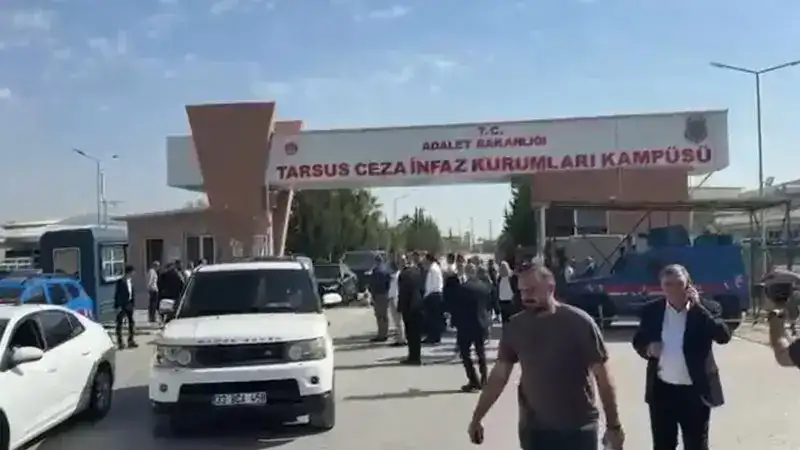 Özgür Özel, Vahap Seçer’i cezaevinde ziyaret etti