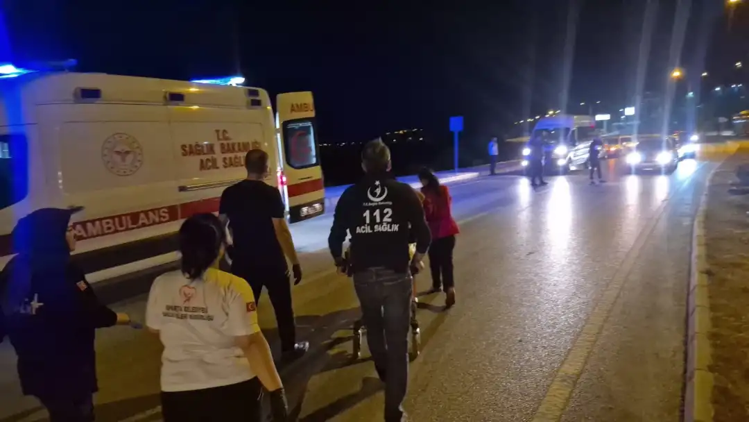 Refüje çarpan motosikletin sürücüsü yaralandı