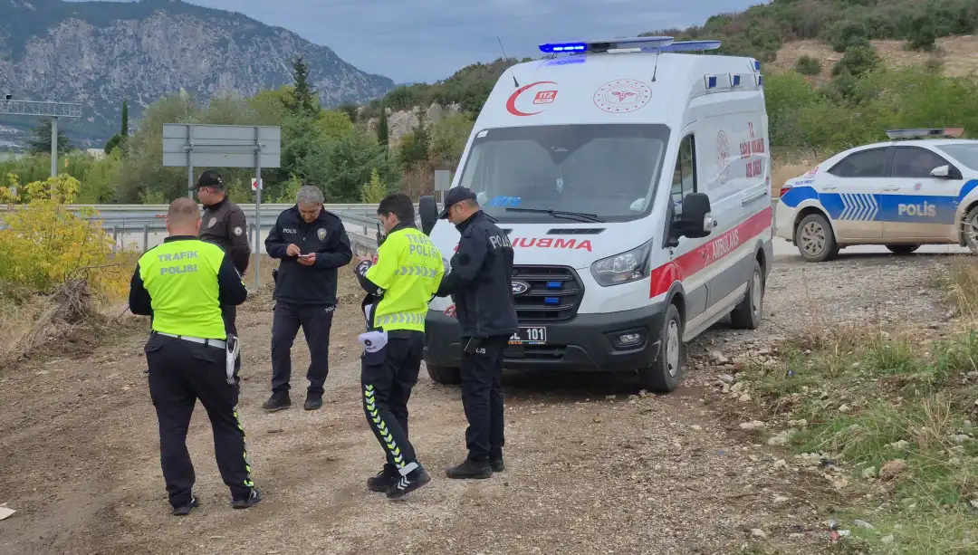 TIR elma bahçesine uçtu, sürücü öldü