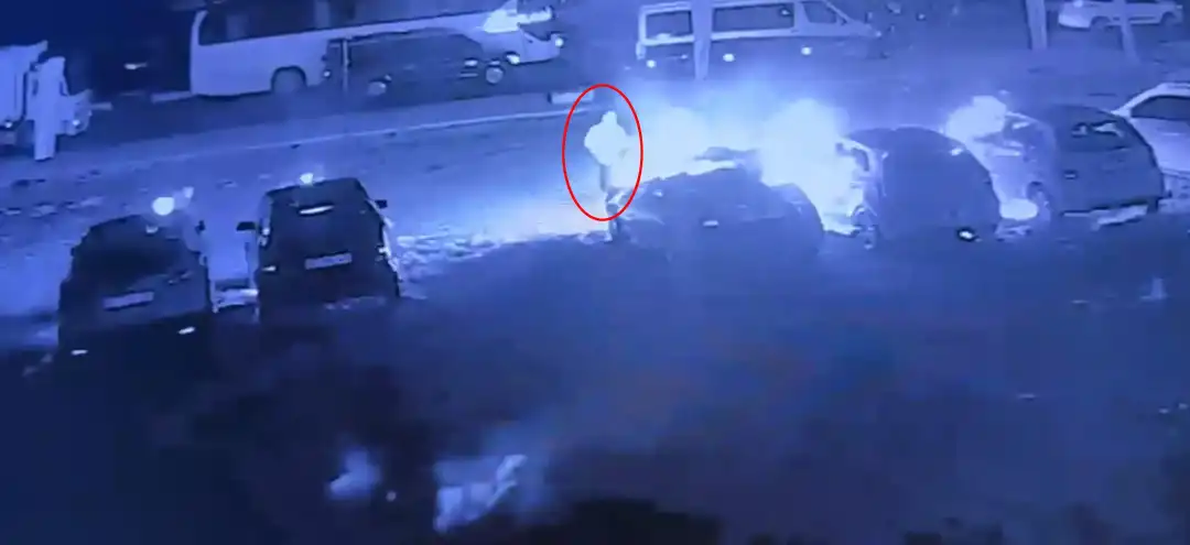 Benzin dökerek 6 otomobili ateşe verdi