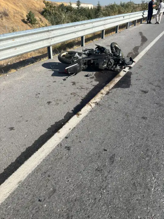 Niğde’de motosiklet traktöre çarptı: 2 yaralı