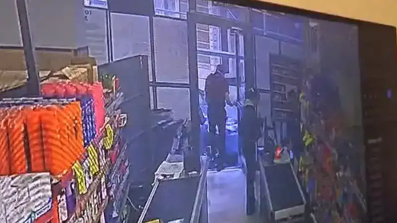 Şişli’de otomobil marketten çıkan müşteriye çarptı