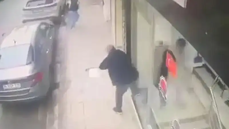 Zeytinburnu'nda esnaf kendisini tehdit eden saldırganı silahla yaraladı; güvenlik kamerası görüntüleri ortaya çıktı