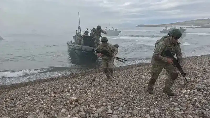 İzmir'de komandolardan 'deniz hücum harekatı' eğitimi