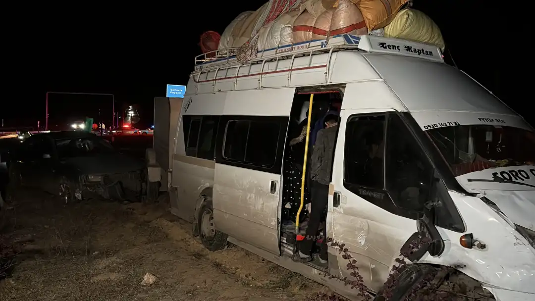 Sivas'ta otomobil ile minibüs çarpıştı: 2 yaralı