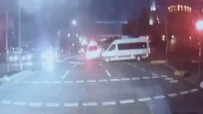 Sultanbeyli’de servis minibüslerinin karıştığı kaza kamerada