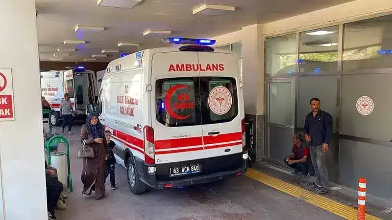 Yemek sonrası rahatsızlanan 30 öğrenci hastaneye kaldırıldı