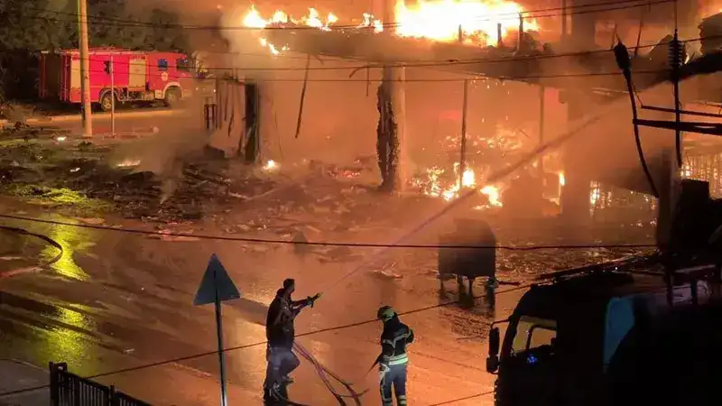 Mersin'de mobilya mağazasında yangın