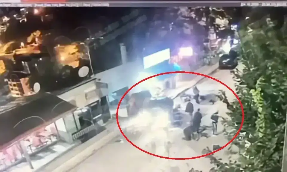 Otomobilin çarpmasıyla 6 kişinin yaralandığı kaza kamerada