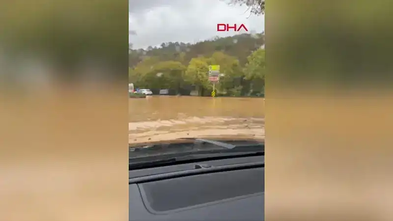 Beykoz’da sağanak nedeniyle yollar göle döndü; araçlar yolda kaldı