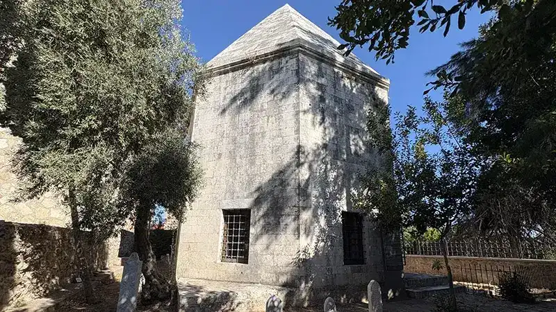 Antalya'daki Zincirkıran Mehmet Bey Türbesi 649 yıldır ayakta