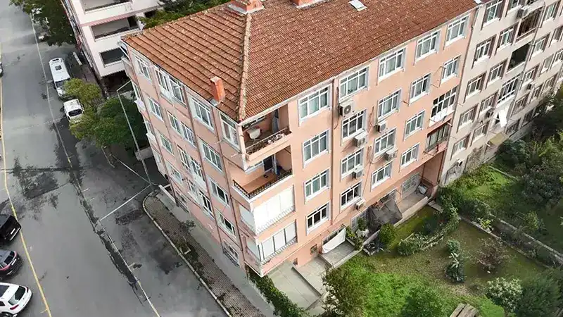 Eyüpsultan’da kolonları patladığı için mühürlenen bina havadan görüntülendi