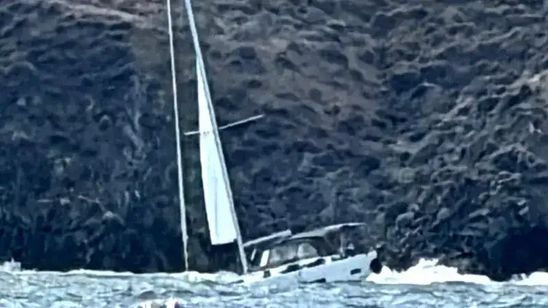 Koyun Adası'nda karaya oturan teknedeki 2 kişi kurtarıldı