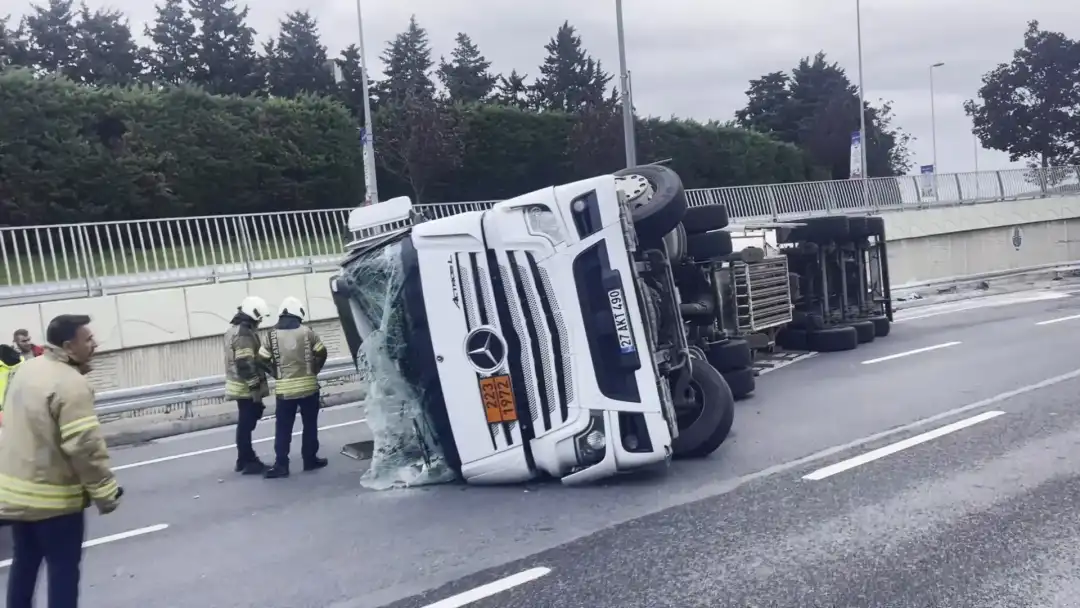 Bakırköy'de tanker devrildi; sızıntı nedeniyle yol kapatıldı