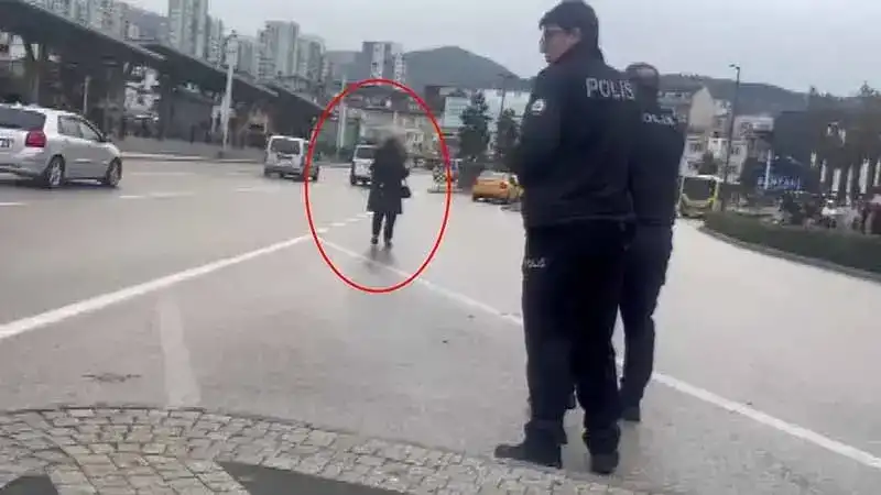 Eşinin, çocuklarını göstermediğini iddia edip, boğazına bıçak dayadı