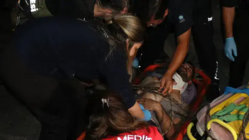 Parktaki köprüden düştü; itfaiye 2 saatlik çalışmayla kurtardı