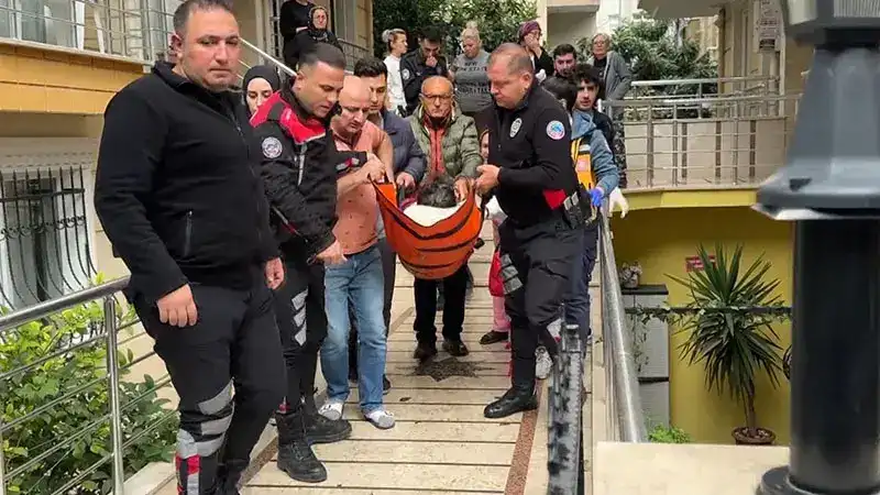 Avcılar’da 'yol verme' tartışmasında sürücüyü evine kadar takip edip bıçakladılar: 3 yaralı
