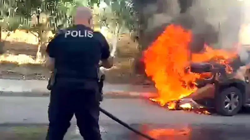 Avcılar’da yanan otomobile polisten tüp ve su tankeri ile müdahale
