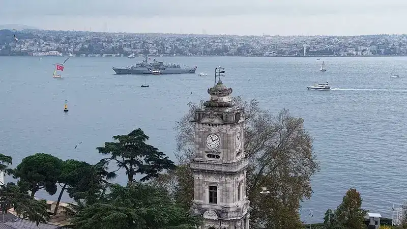 Dolmabahçe açıklarına demirleyen TCG Kemalreis havadan görüntülendi