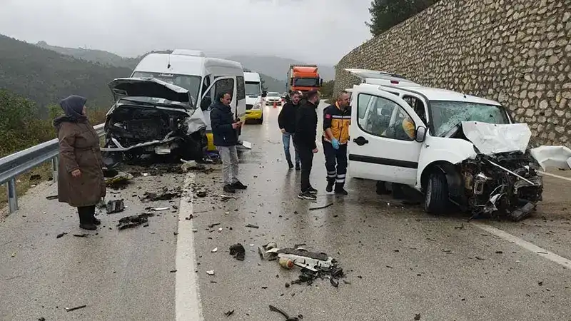 Yolcu minibüsüyle hafif ticari araç kafa kafaya çarpıştı: 1 ölü, 10 yaralı