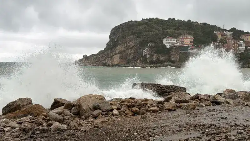 Amasra'da fırtına; dalga boyu 2 metreye ulaştı