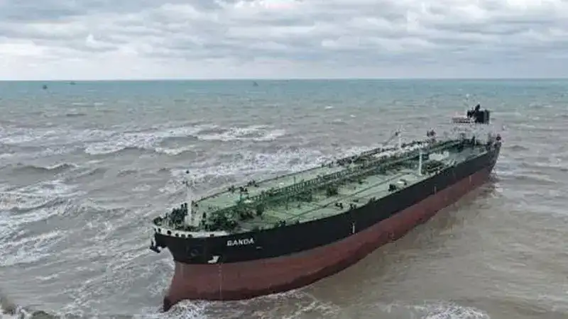 Sarıyer'de sürüklenen tanker kurtarıldı
