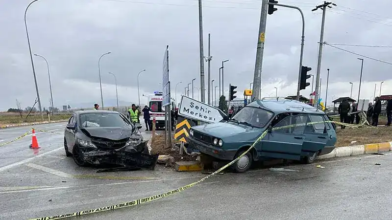 Kütahya'da iki otomobilin çarpıştığı kaza kamerada; 2 ölü, 8 yaralı