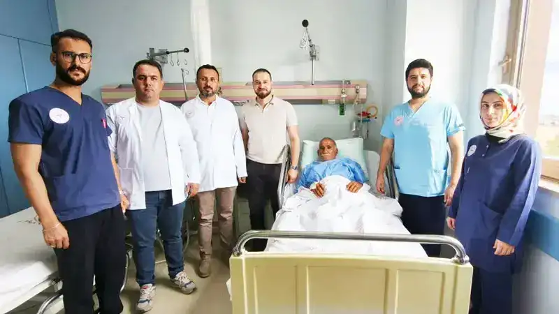 82 yaşındaki hastanın mesanesinden 42 parça taş çıkarıldı
