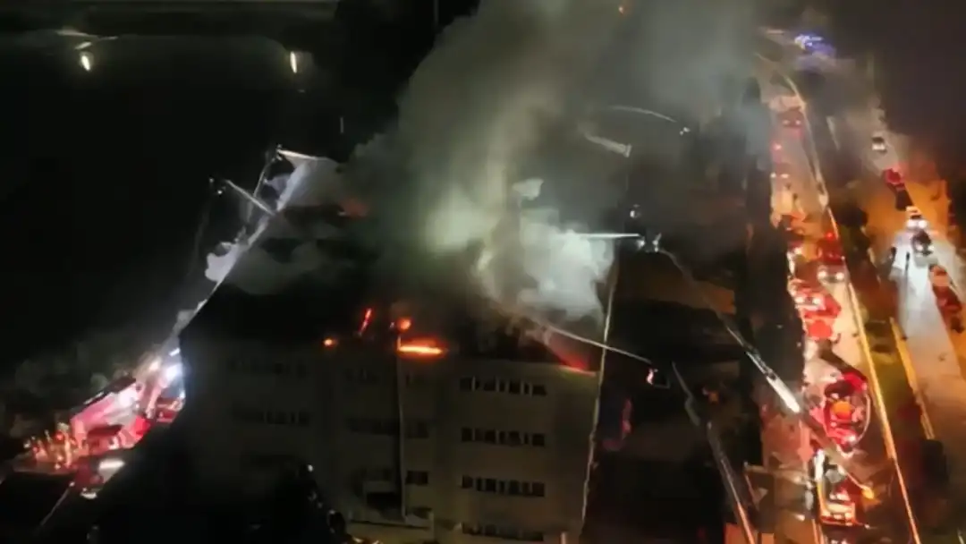 Tuzla’da ayakkabı fabrikasında yangın; ekipler alevlere müdahale ediyor