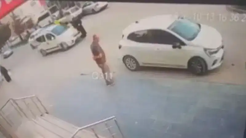 Hafif ticari aracın yayaya çarptığı kaza kamerada